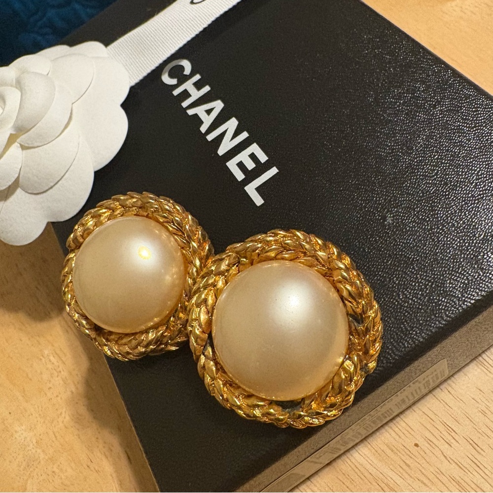 AUTHENTIC CHANEL Vintage Gold Plated Braided Pearl Clip On Earrings ✨ - Picture 2 of 7
